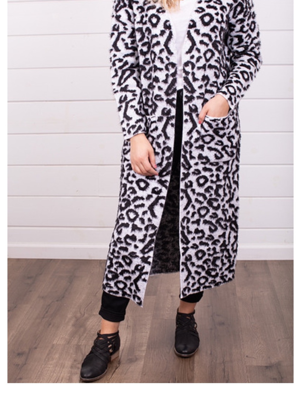Love Stitch Snow Leopard Duster - Picture 3 of 3